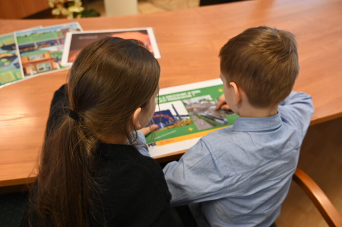 Dzieci - laureaci VIII edycji Lekcji Ciepła w Siedlcach - oglądający przygotowane materiały przez PEC