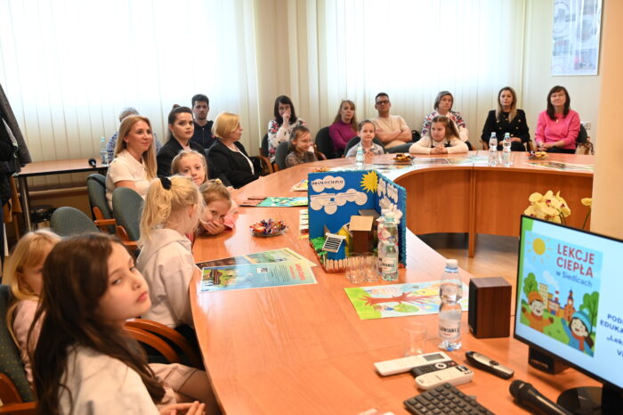 zaproszeni goście - laureaci VIII edycji projektu Lekcje Ciepła w Siedlcach. Siedzą przy stole podczas ceremonii wręczenia nagród