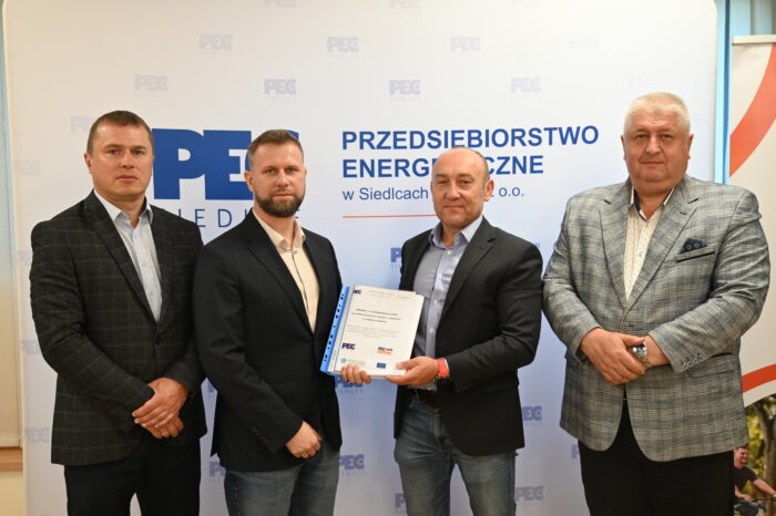 Od lewej strony na zdjęciu: Członek Zarządu Dariusz Napiórkowski, Prezes Zarządu Wojciech Pawlik, Prezes Zarządu PEC Serwis Dariusz Kruk, Vice Prezes Zarządu Kobyliński Janusz. Prezesi trzymają podpisaną umowę.