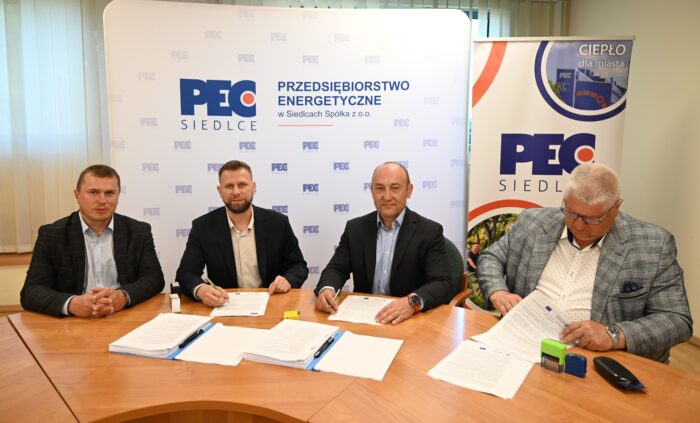 Od lewej strony na zdjęciu: Członek Zarządu Dariusz Napiórkowski, Prezes Zarządu Wojciech Pawlik, Prezes Zarządu PEC Serwis Dariusz Kruk, Vice Prezes Zarządu Kobyliński Janusz. Zdjęcie wykonane w trakcie zapoznania się z treścią umowy przed podpisaniem.