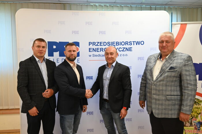 Od lewej strony na zdjęciu: Członek Zarządu Dariusz Napiórkowski, Prezes Zarządu Wojciech Pawlik, Prezes Zarządu PEC Serwis Dariusz Kruk, Vice Prezes Zarządu Kobyliński Janusz. Zdjęcie wykonane już po podpisaniu. Prezes Pawlik ściska dłoń Prezesa Kruka.
