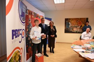 laureat konkursu plastycznego Ciepło Świąt , Członek Zarządu oraz Naczelnik Wydziału Edukacji UM