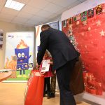 wręczenie nagrody laureatce konkursu plastycznego Ciepło Świąt przez Członka Zarządu przedsiębiorstwa