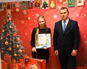 Laureatka konkursu plastycznego Ciepło Świąt – Bożonarodzeniowa kartka kategoria szkoły podstawowe klasa siedem osiem oraz Członek Zarządu