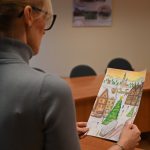 Komisja konkursowa podczas wyboru najlepszych prac w konkursie „Ciepło Świąt – Bożonarodzeniowa kartka”