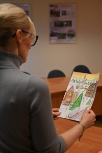 Komisja konkursowa podczas wyboru najlepszych prac w konkursie „Ciepło Świąt – Bożonarodzeniowa kartka”